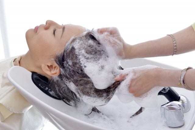 ノンシリコンスカルプシャンプーで髪の毛を洗う女性
